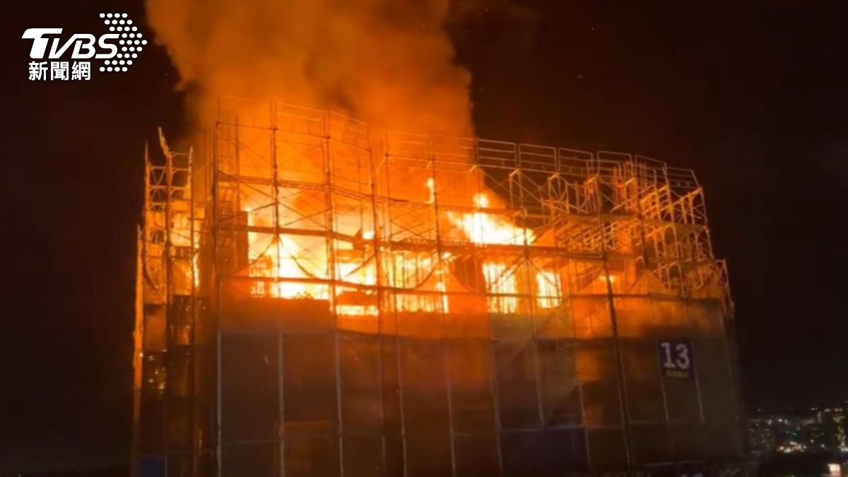 台中市南屯區建築工地暗夜大火 烈焰濃煙沖天嚇壞民眾