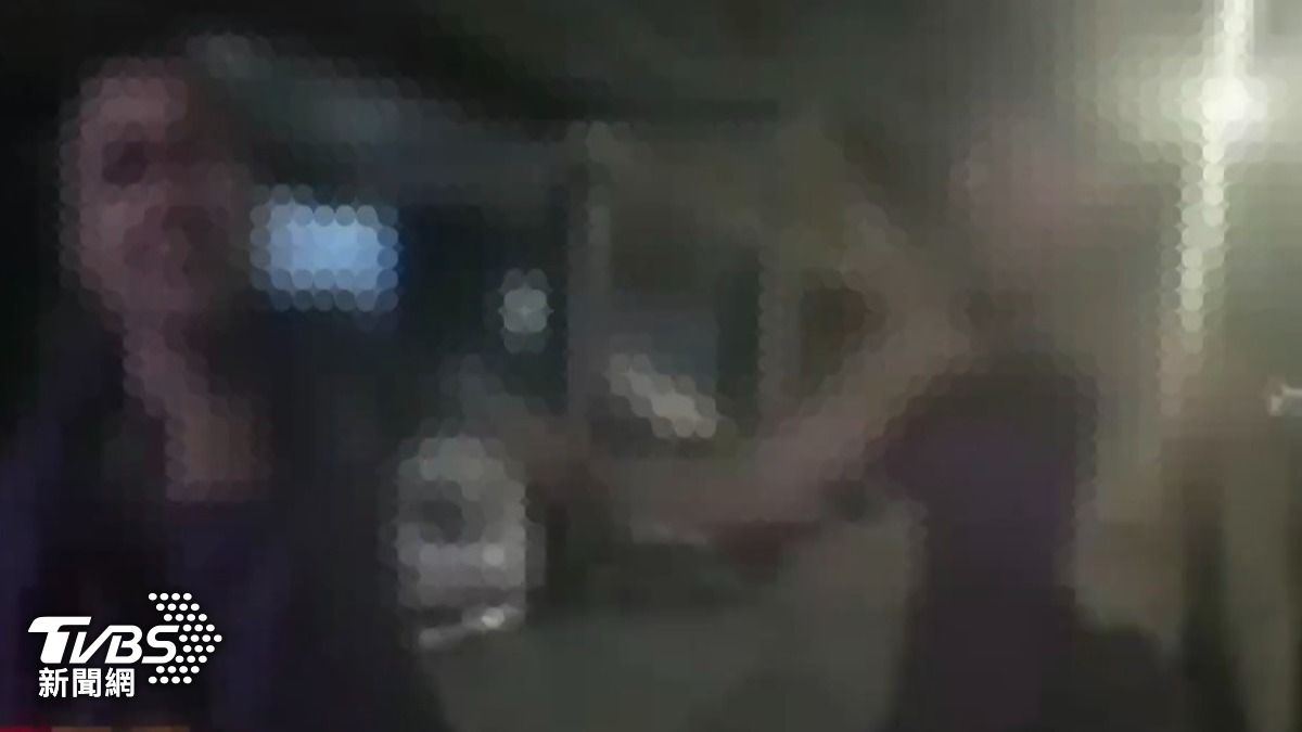 賴男（左）與友人（右）在樓下險些又起衝突。（圖／TVBS）