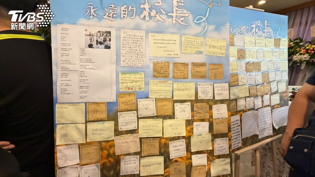 手寫追思信貼滿兩面看板。（圖／TVBS）