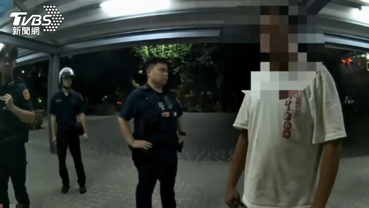 男持酒瓶作勢攻擊跳廣場舞婦人,見警不斷跳針狡辯,被訓斥後才配合。(圖/TVBS)