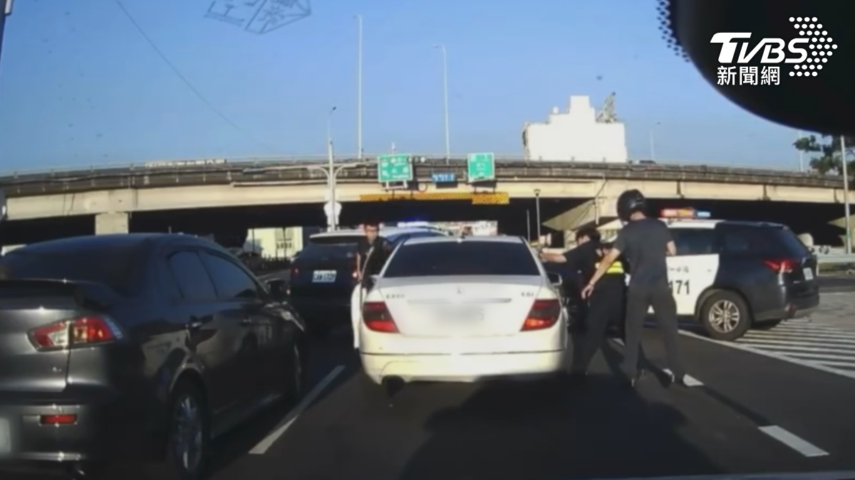台南仁德交流道附近,一名毒駕通緝犯因行車不穩遭警方一路尾隨,趁著紅綠燈起步時,多名警力與便衣刑警瞬間前後包抄(圖/翻攝Threads@wilson._.0315)