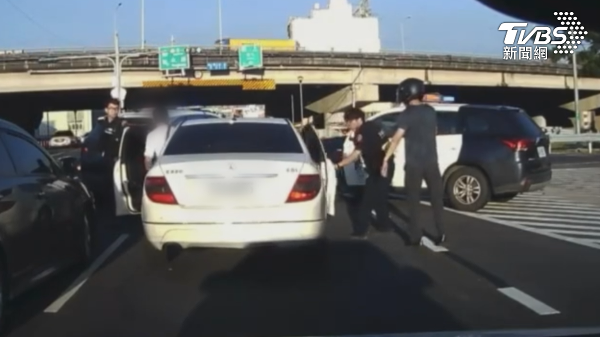 員警也立刻掏槍喝斥,要求男子下車。然而駕駛起初無動於衷,直到員警掏出配槍,才緩緩將車門打開(圖/翻攝Threads@wilson._.0315)