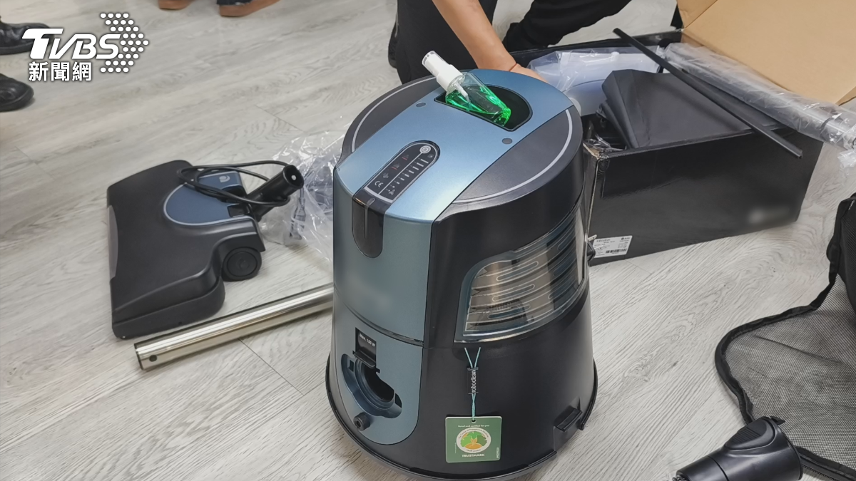 這一台除螨吸塵機,員工入職要先花14萬買機器,才可以到府服務,錢還沒賺到,就先花了一大筆錢(圖/TVBS)