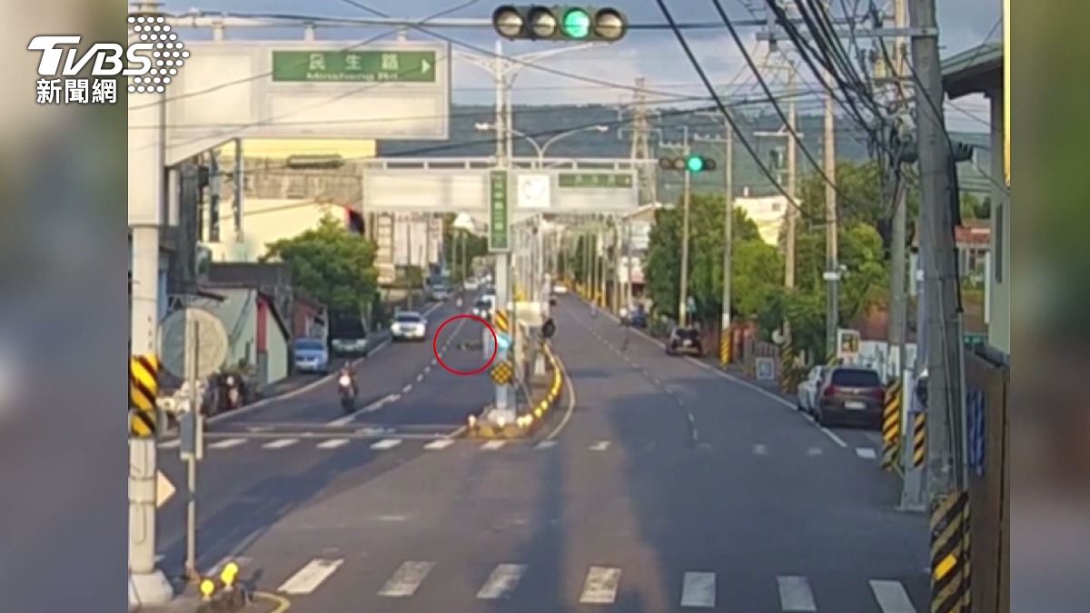 有線電線垂落，貨車勾到，女騎士瞬間勒脖重摔。(圖／TVBS)