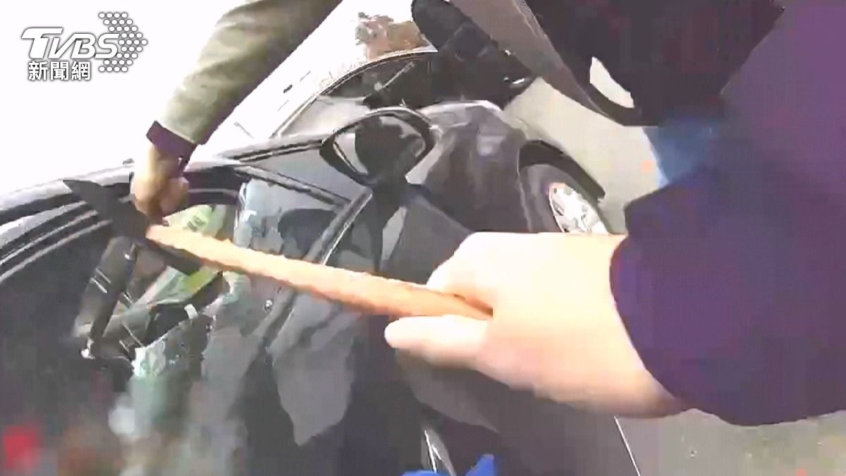 台中警方趁嫌犯車輛停等紅燈時攔車抓人,便衣員警破窗逮捕一名越南籍潘姓男子。(圖/TVBS)