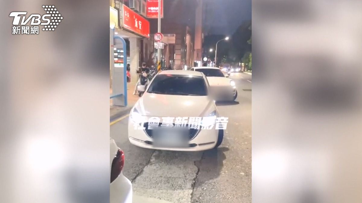金錢豹前爆口角!女違停遭拍氣炸 民眾嘆:公車根本無法靠站。(圖/翻攝社會事新聞影音)