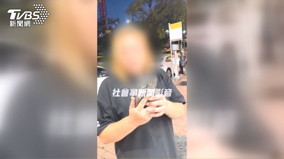 女車主不滿對方拍攝她的車輛及孩子,場面一度火爆。(圖/翻攝社會事新聞影音)