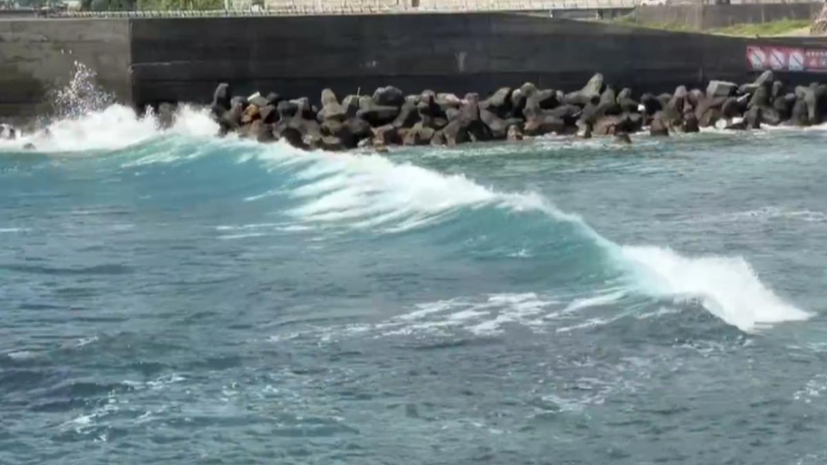 颱風巴威步步逼近,基隆北海岸颳起長浪。(圖/TVBS)