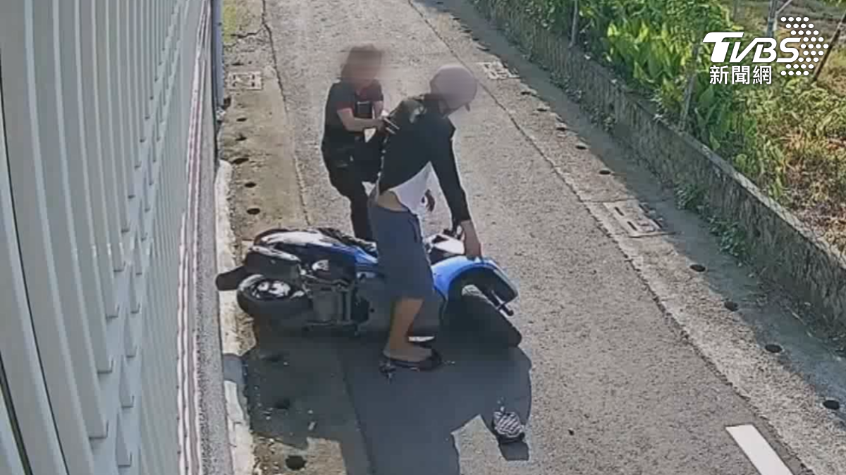 阿嬤緊緊抓住騎士衣服,展開反擊,邊打邊罵.騎士最後手指地上的包包說還你,落荒而逃(圖/翻攝Threads@_o.o3o3)
