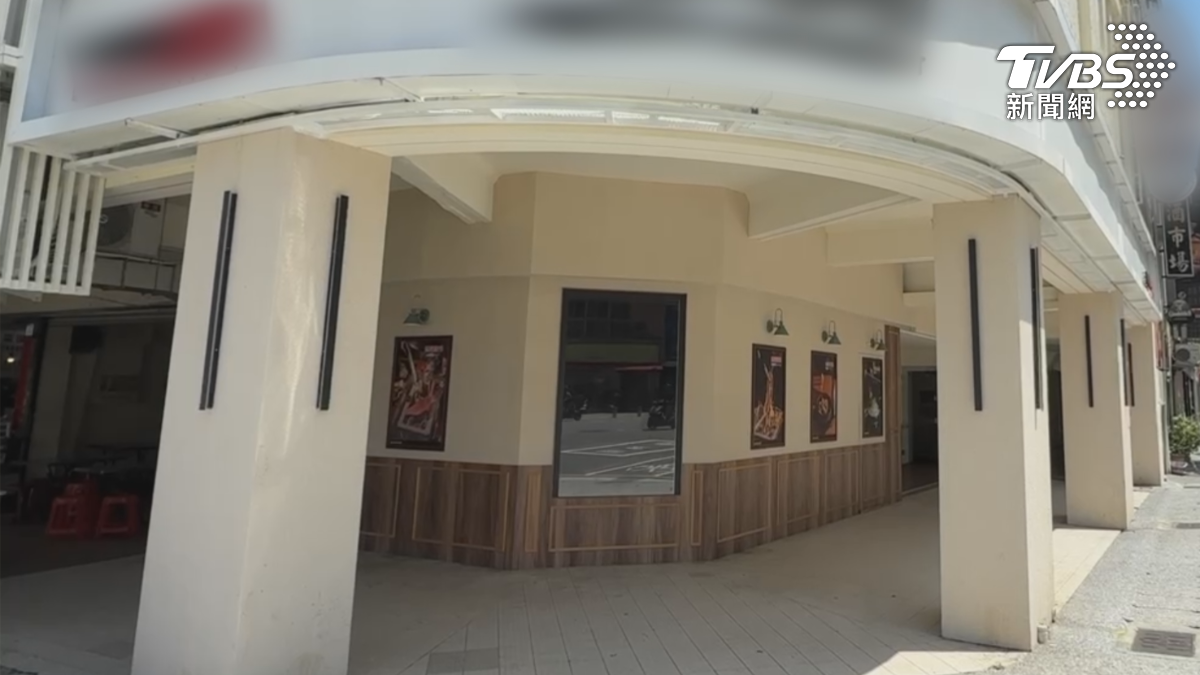 高雄知名韓式餐廳發生員工偷拍案,當事人指控,對方趁自己上廁所時,將手機伸進廁所內偷拍(圖/TVBS)