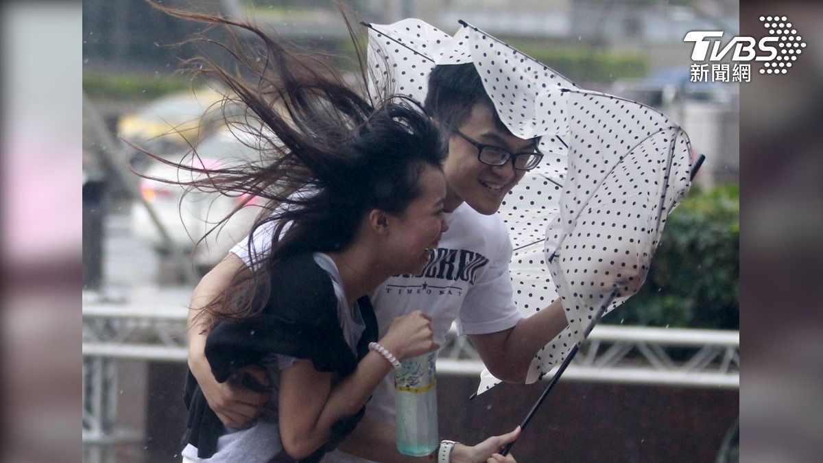 2015年的杜鵑颱風，對臺灣和沖繩都帶來不小破壞。(資料圖／達志影像路透社)