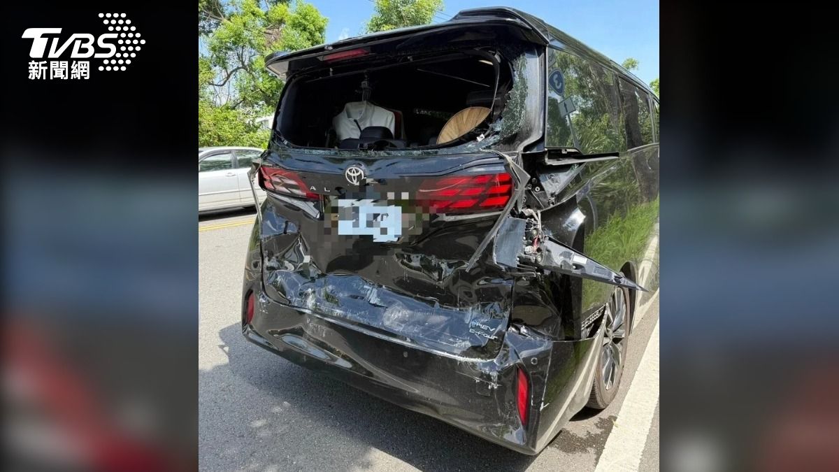 張麗善座車今遭混泥土車追撞　車尾全毀、驚險畫面曝光