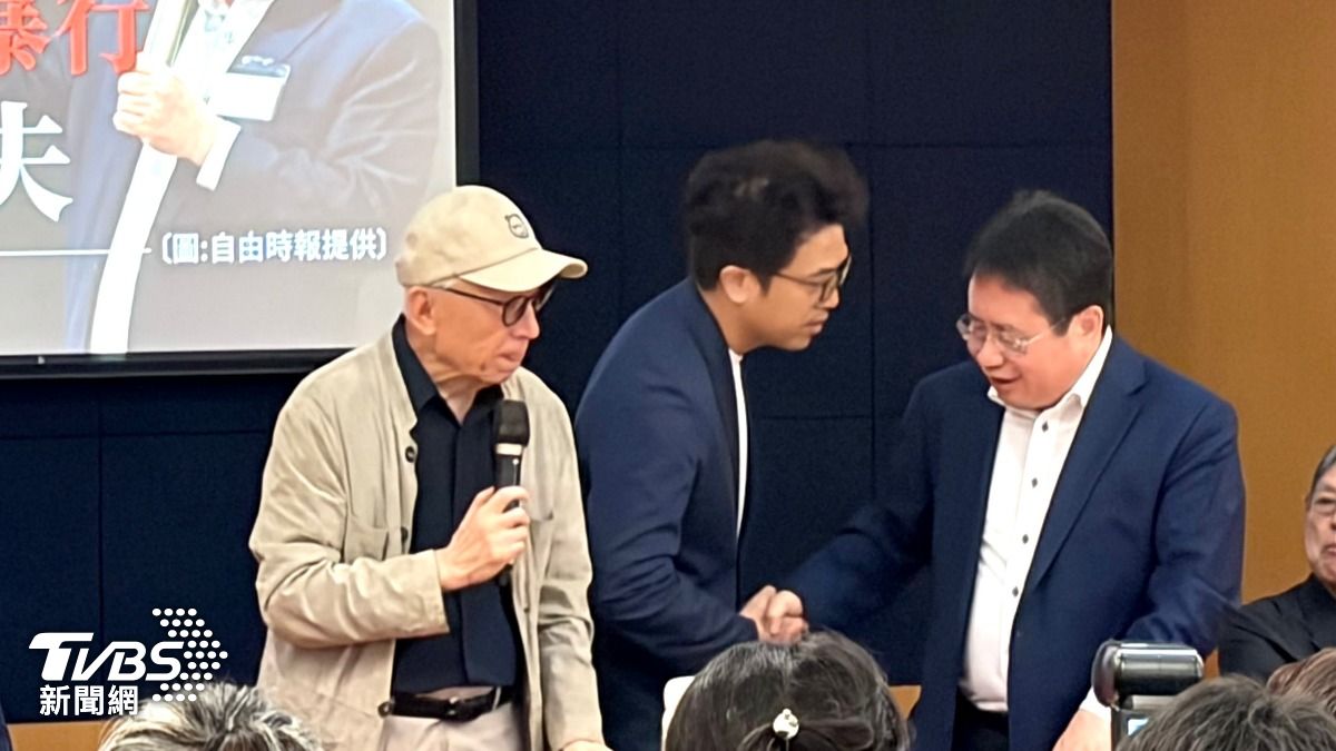 聯電創辦人曹興誠、台北市長參選人沈伯洋今日出席媒體人矢板明夫舉行的記者會。(圖/傅乙珮攝)