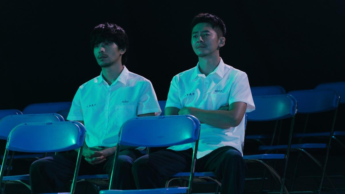 李國毅(右)與姚淳耀在劇中穿著高中制服上演「時空錯位」。(圖/瀚草影視提供)