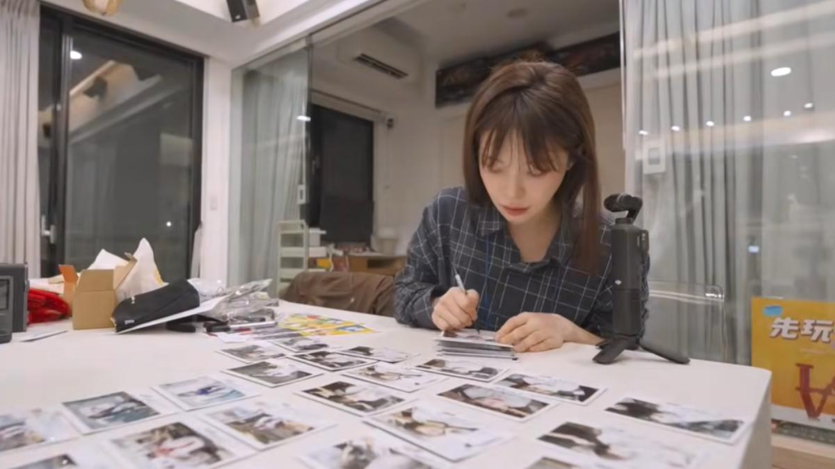 李多慧親手簽完200張拍立得。(圖/翻攝自YT@이다혜 李多慧)