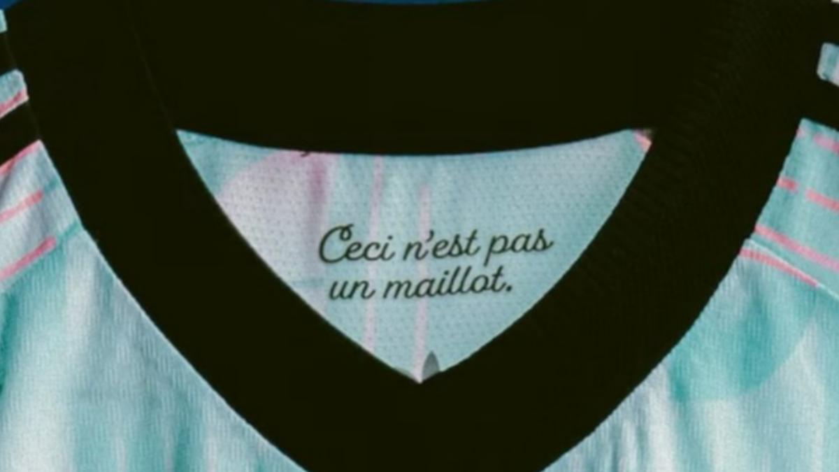 「這不是球衣(Ceci n’est pas un maillot)」的法文標語原定印製於服裝上。(圖/翻攝自IG@robcottingham)