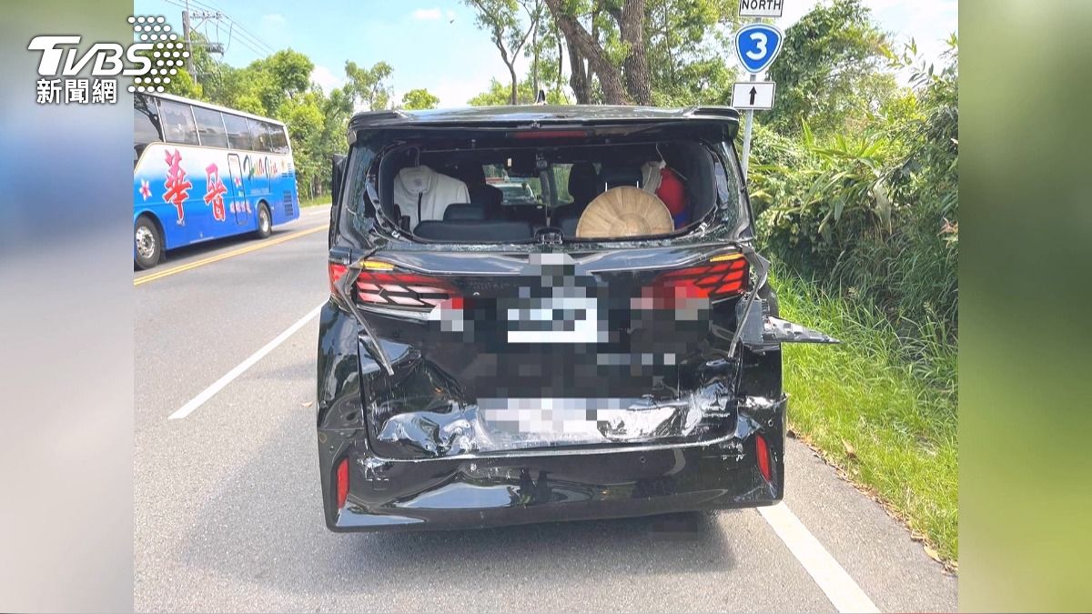 張麗善公務車遭水泥車追撞　車尾全毀。(圖／TVBS)