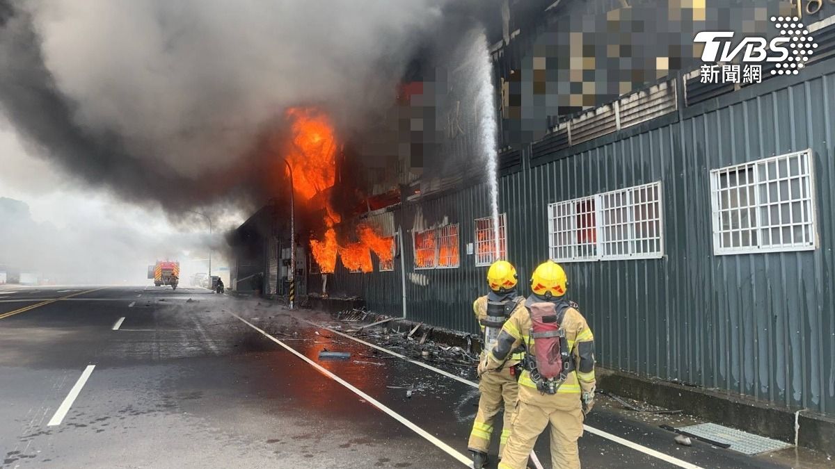 台南山上的玻璃纖維工廠，今天(9日)上午11點多疑似電線走火，地下室突然竄火，廠房瞬間被大火吞噬，大量黑煙狂竄（圖／TVBS）