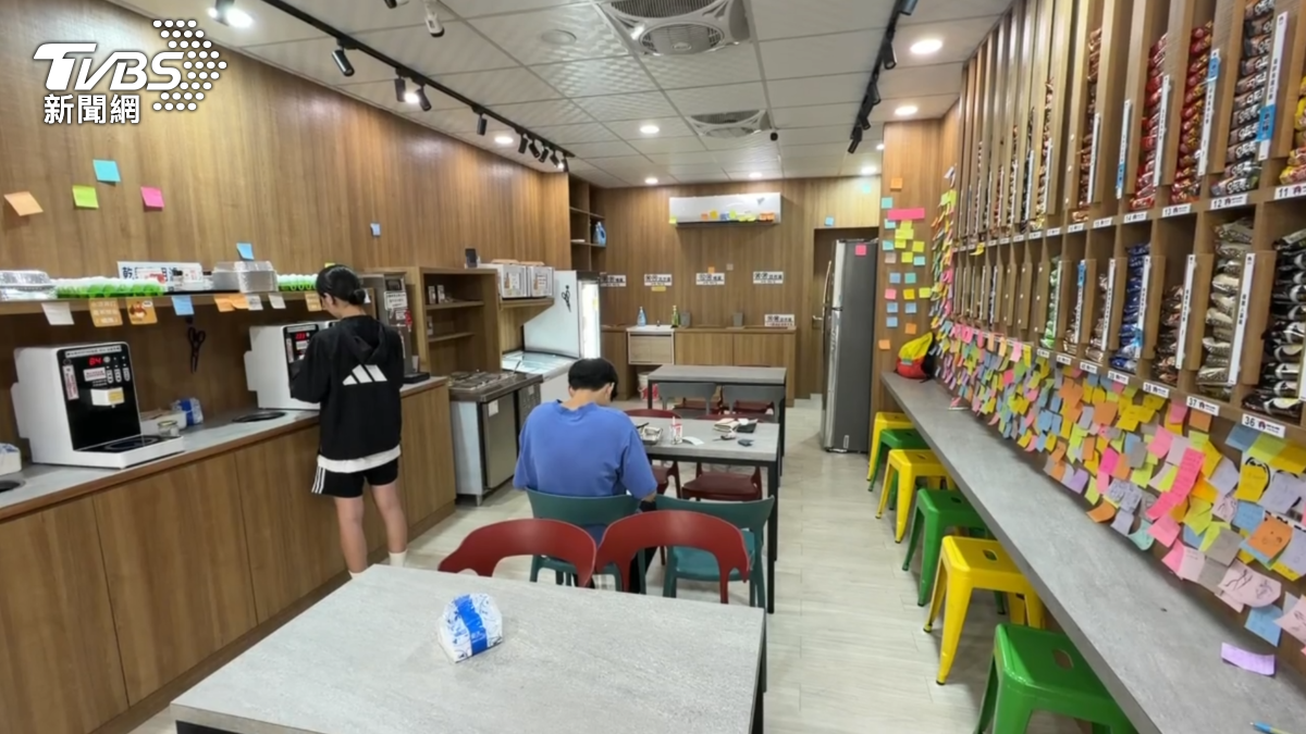 巴威颱風逼近高雄,24小時無人拉麵店業者準備好了,免費的「自助配料區」,還有加價的雞蛋、肉品都已經補好補滿,準備迎戰颱風天。(圖/TVBS)