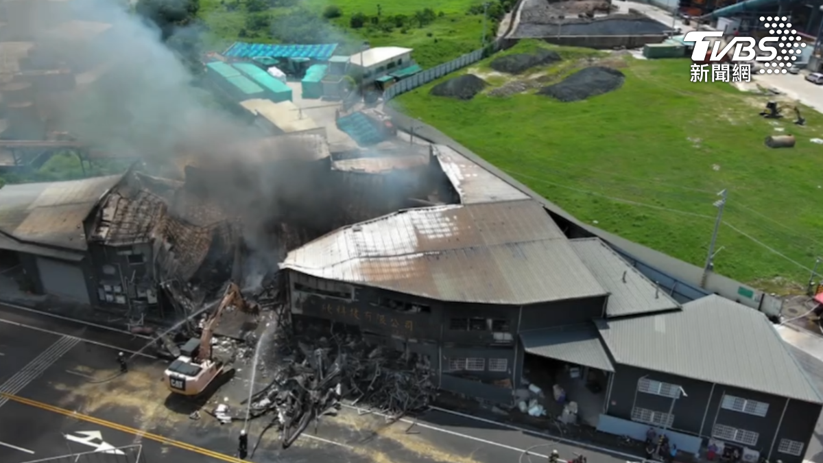 從高空俯瞰，這燃燒面積相當大，屋頂幾乎都被濃煙熏黑、塌陷了（圖／TVBS）