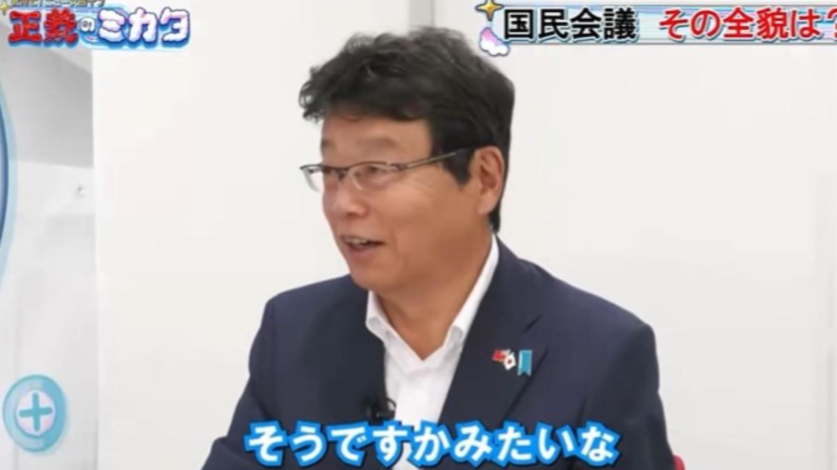 日本保守黨參議員北村晴男胸前佩戴印有台灣與日本國旗的徽章。　（圖／翻攝自X@Yoshi95683706）