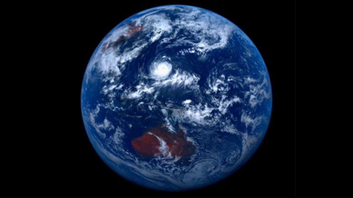 日本氣象衛星「向日葵8號」,持續追蹤巴威颱風動態。(圖/翻攝TerraCaster)
