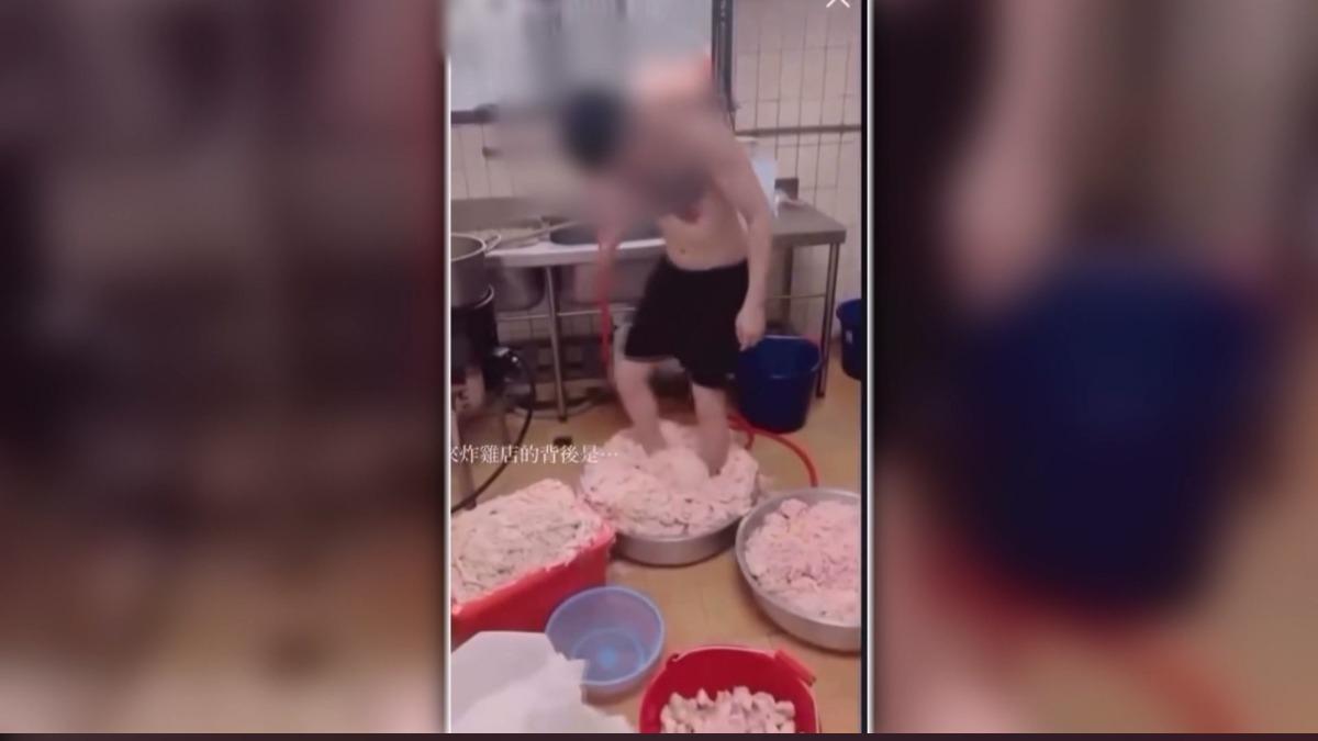 「雞皮幫去角質」影片瘋傳!阿志頭員工赤腳踩食材 店家怒提告。(圖/Threads han_07.23)