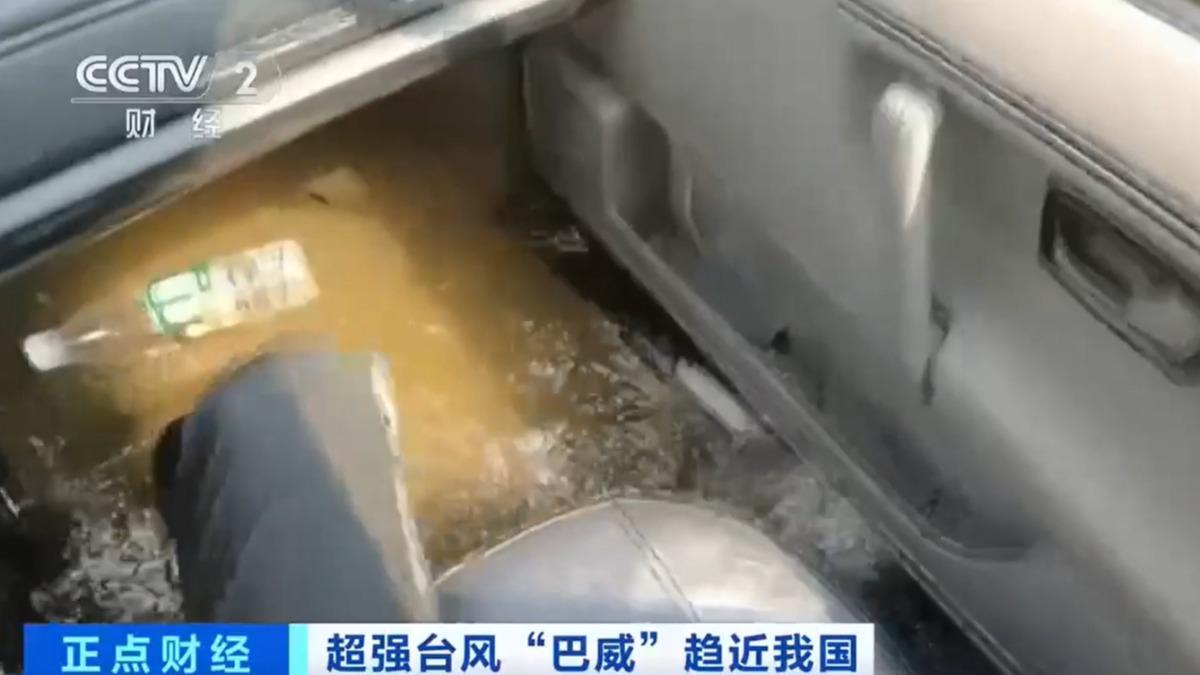 大陸消防人員示範車輛涉水熄火時的逃生步驟。(圖/翻攝 CCTV)
