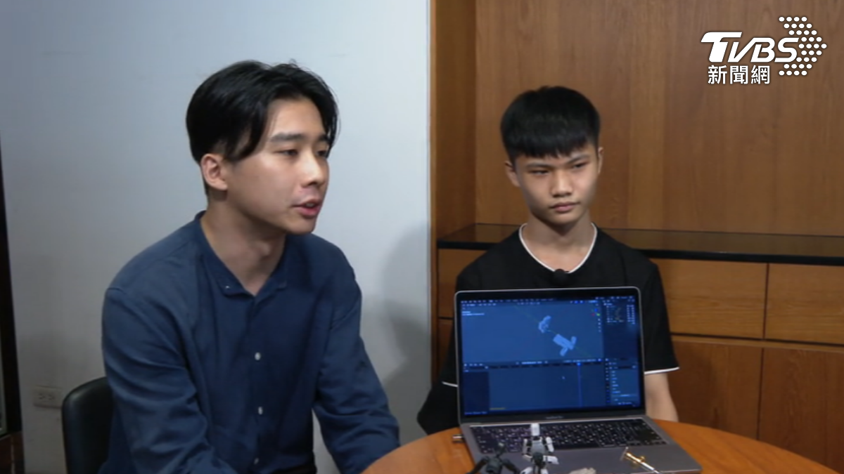 哥哥也是導演謝丞硯（左）透露有教剪輯技巧。（圖／TVBS）