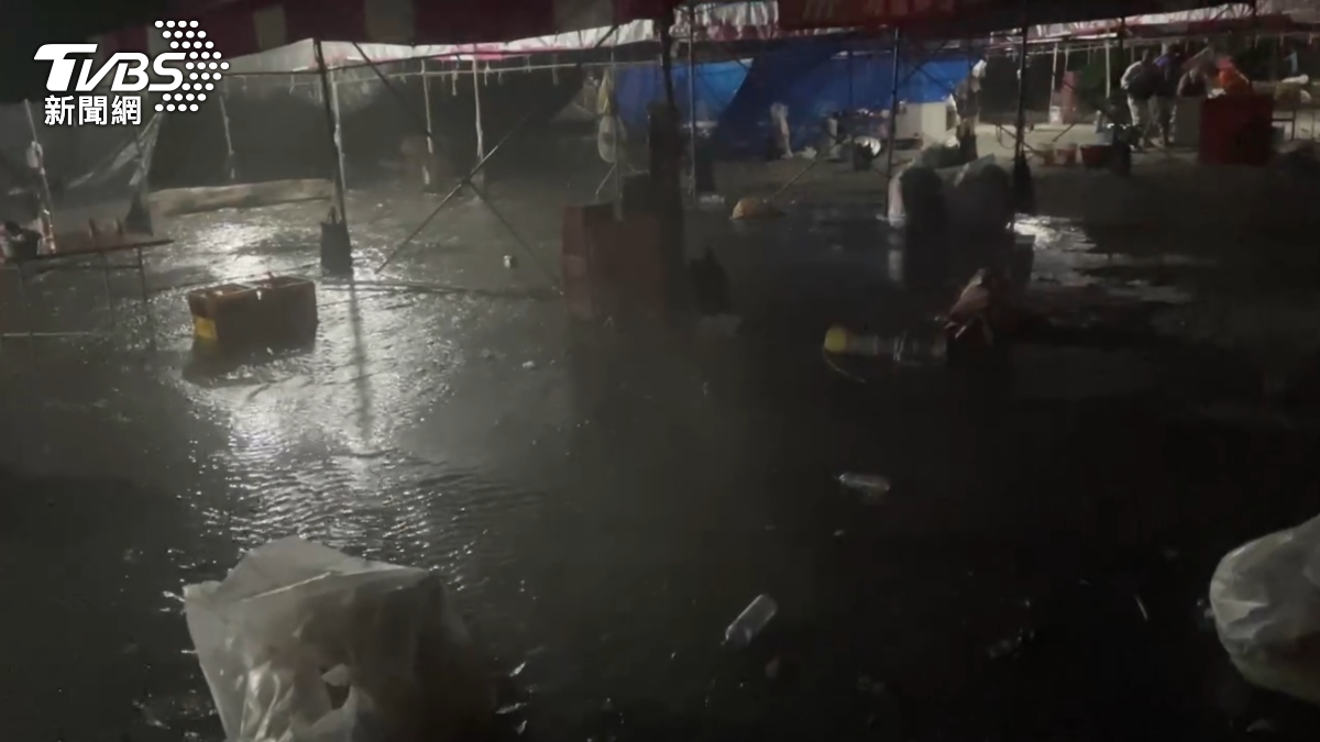受到強颱巴威外圍環流影響,又碰上漲潮,一波長浪在凌晨衝進了阿美族馬蘭部落海祭的帳篷區。(圖/TVBS)