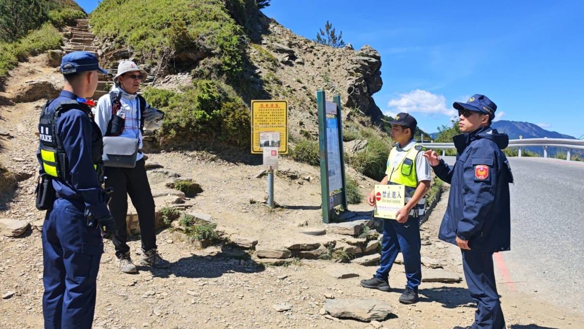 氣象署發布海上颱風警報,員警到山區勸離登山民眾。(圖/TVBS)