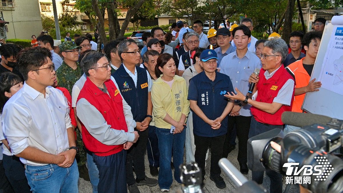李彥秀陪同卓榮泰聆聽簡報。(圖/胡瑞麒攝)