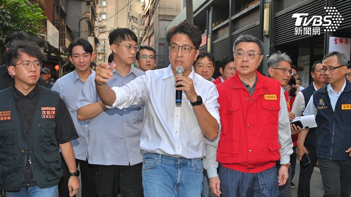 沈伯洋陪同行政院長卓榮泰了解內湖防颱情況。(圖/胡瑞麒攝)
