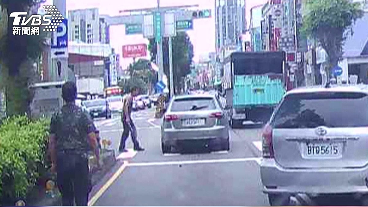 台中街頭「狂暴戰士」有原因！男按喇叭遭揍持刀逼近。(圖／當事人提供)