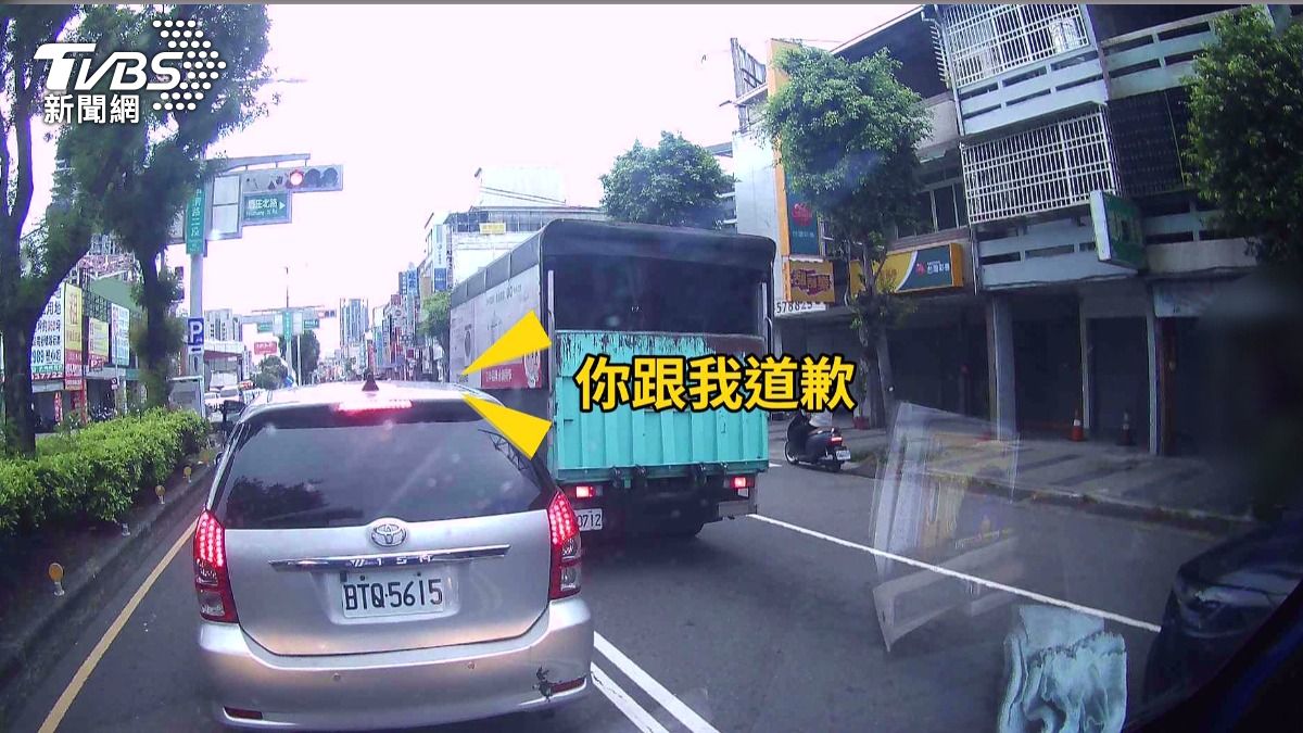 台中街頭「狂暴戰士」有原因！男按喇叭遭揍持刀逼近。(圖／當事人提供)