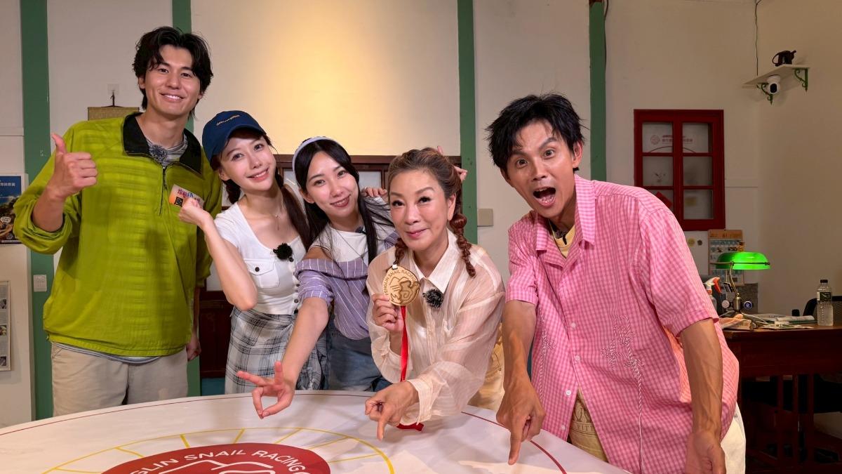 風田、李雅英、檸檬、楊繡惠和阿翔出外景。（圖／民視提供）