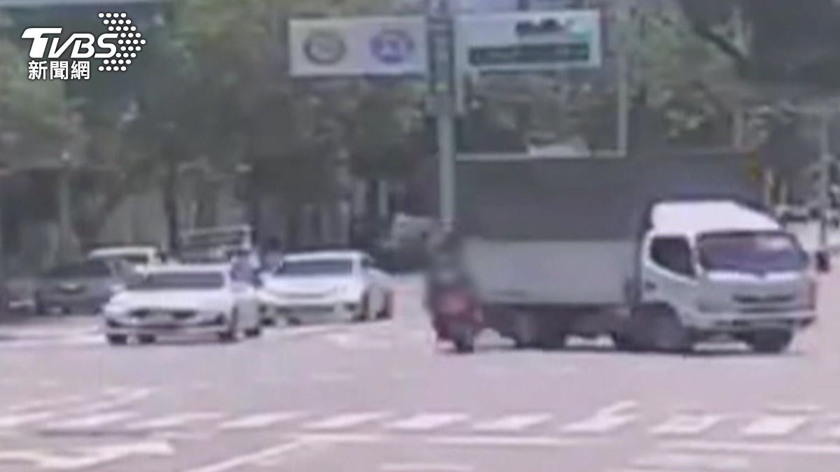 22歲男大生撞上轉彎車,噴飛重摔又遭二次追撞身亡。(圖/TVBS)