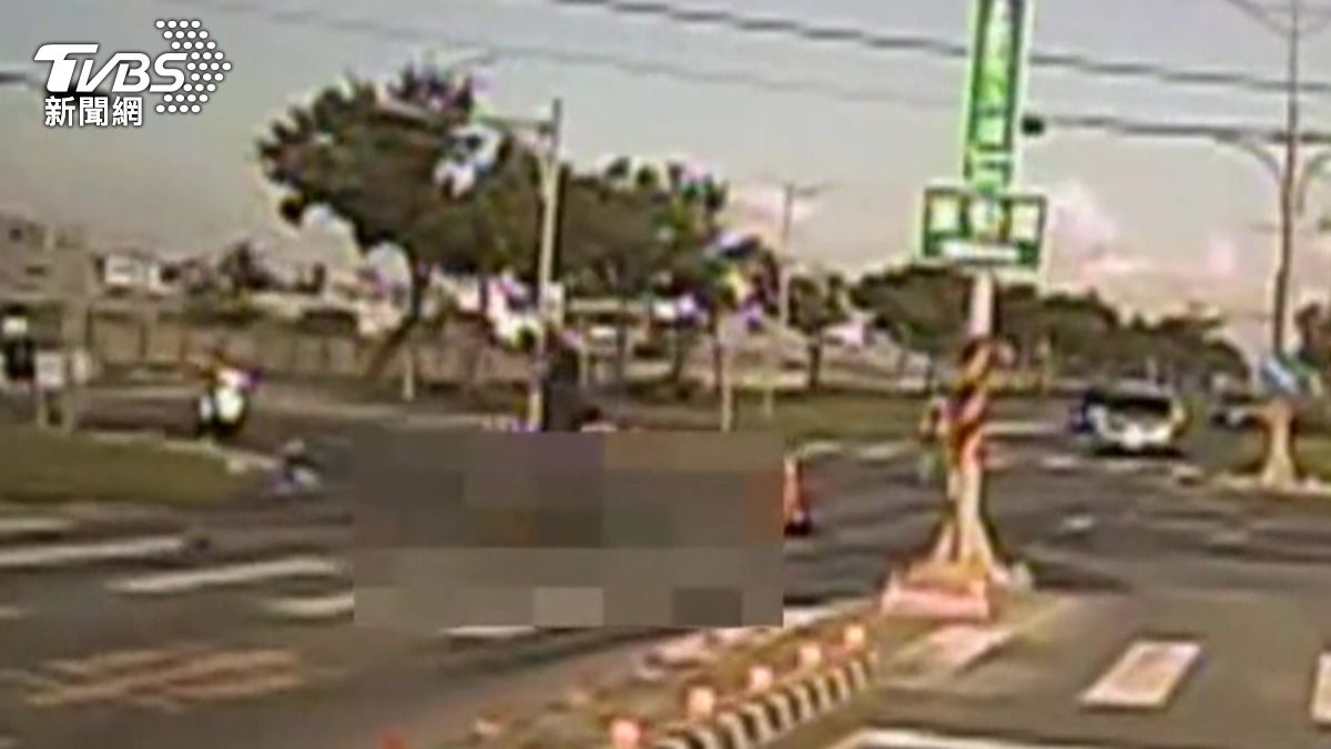 女騎士疑似闖紅燈撞上機車,噴飛重摔,送醫搶救仍傷重身亡。(圖/TVBS)