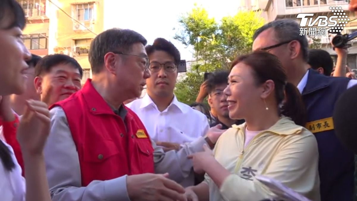 行政院長卓榮泰前往內湖視察,與民進黨台北市長參選人沈伯洋一同聽取防颱簡告。(圖/TVBS)