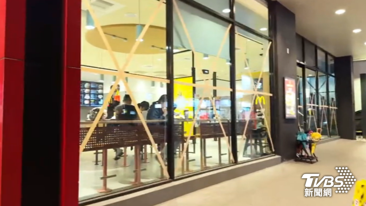 花蓮速食店防颱備戰。(圖/TVBS)