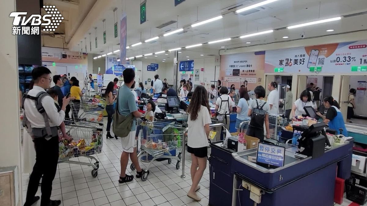 採買的人數多，連結帳都要排隊。（圖／TVBS）