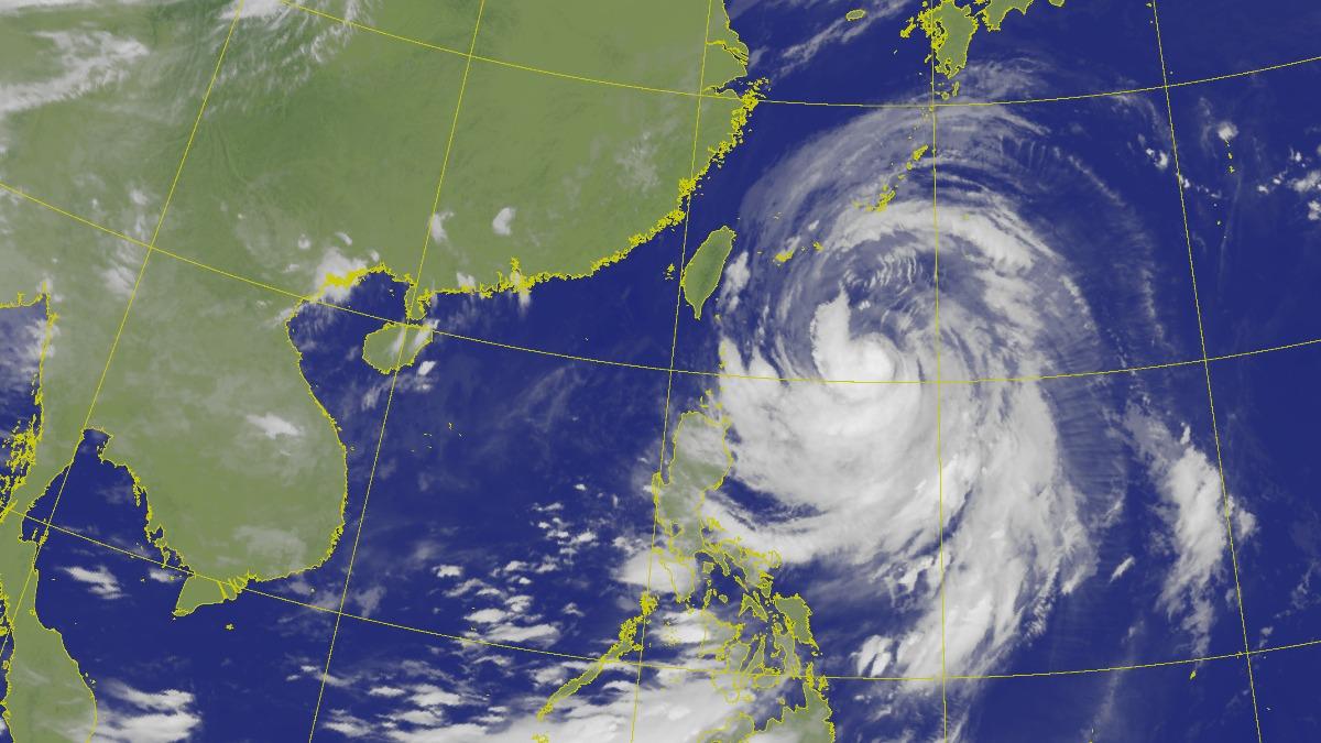 天氣/巴威「鬼剃頭」擴大減弱為中颱 暴風圈今深夜恐觸陸