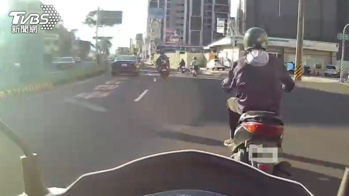 陳姓男子交通違規遭警方攔查。(圖/TVBS)