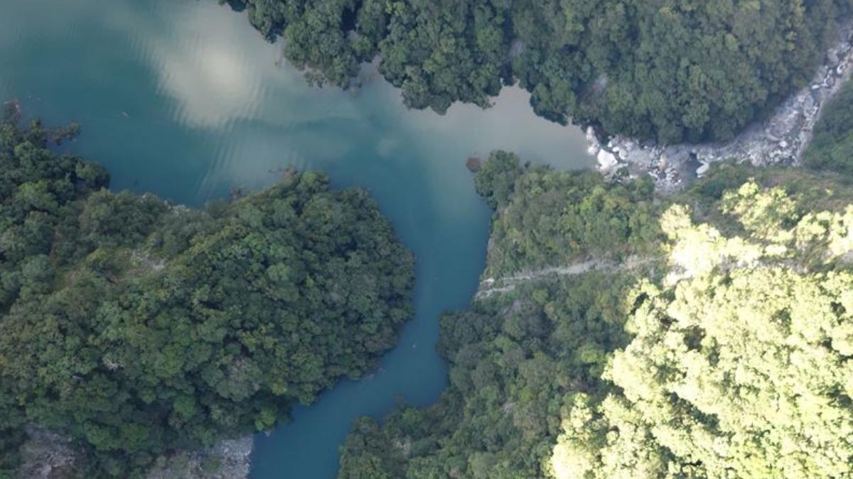 萬里溪堰塞湖目前蓄水量約370萬立方公尺，約占最大蓄水量72.6%。（圖／翻攝自林保署）