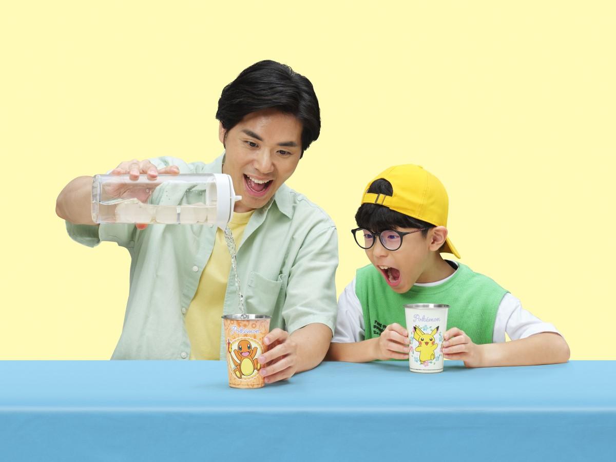 變色冰杯倒入冰飲後,杯身瞬間浮現隱藏圖案。(圖/全聯提供)