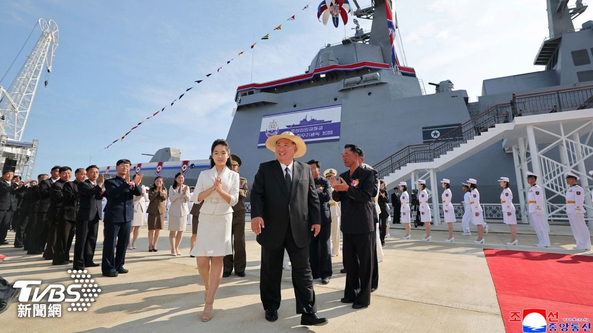 北韓最高領導人金正恩與女兒出席了驅逐艦「姜建號」的下水儀式。　（圖／達志影像美聯社）