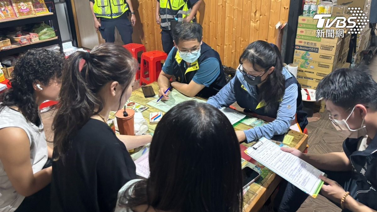 台東縣衛生局接獲檢舉,會同警方大陣仗,上門稽查,血水只用來畫符,衛生局研判,影片疑似遭到剪輯,沒有查到違法(圖/TVBS)