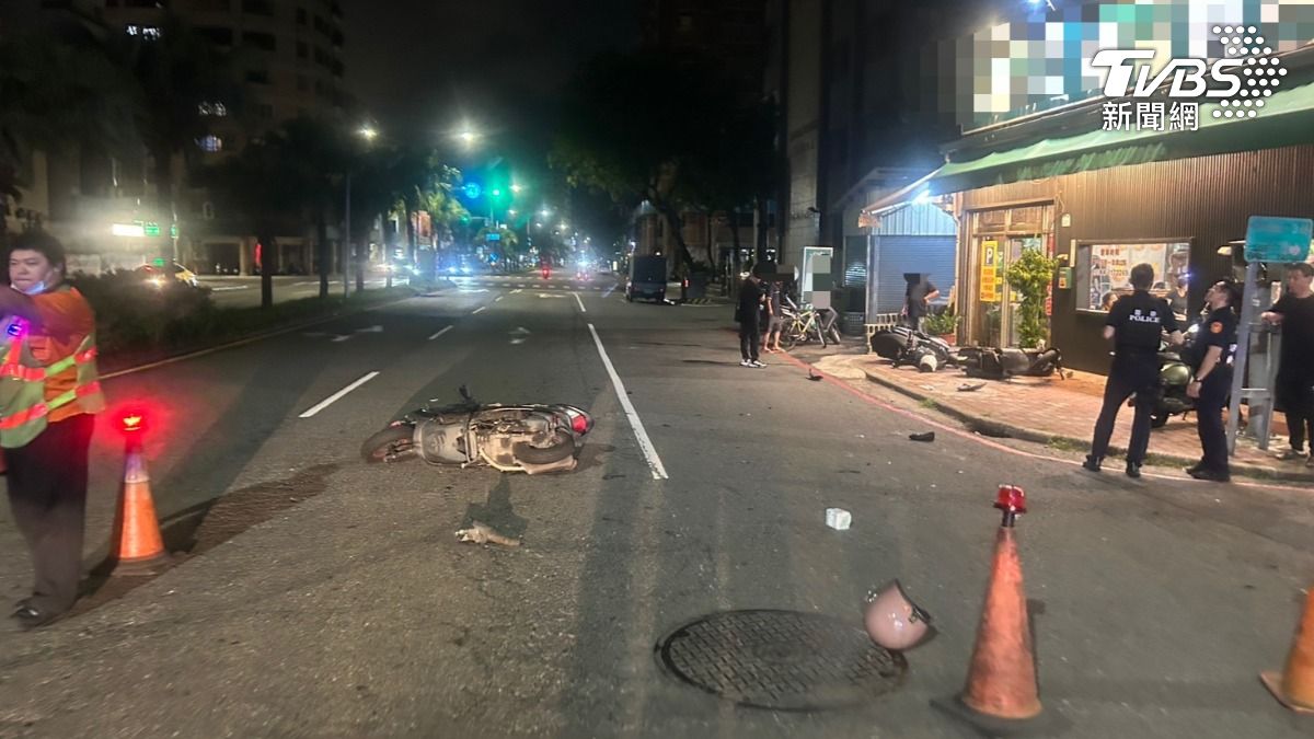 高雄前鎮的保泰路上,發生一起兩部機車的對撞車禍,女騎士從巷子出來,在路口等待通過時,被保泰路上直行的機車撞上(圖/TVBS)