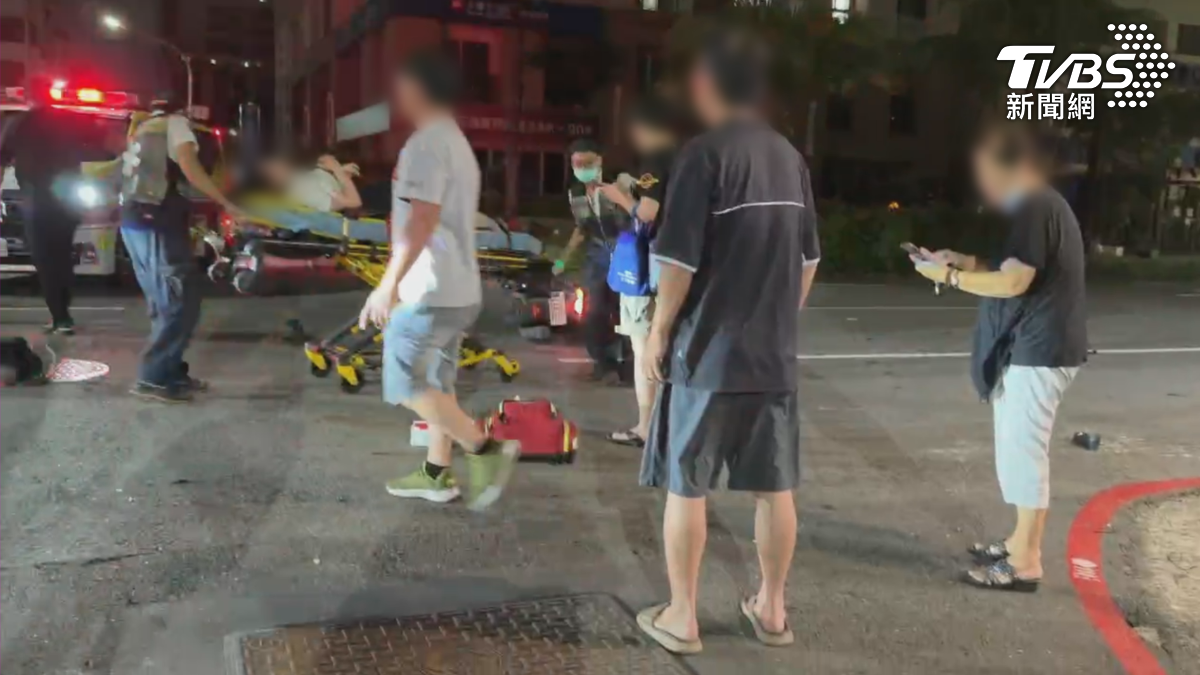 女騎士被撞後,倒在路面表情痛苦,經過急救還得送醫治療,家屬在旁著急跟著女騎士(圖/TVBS)