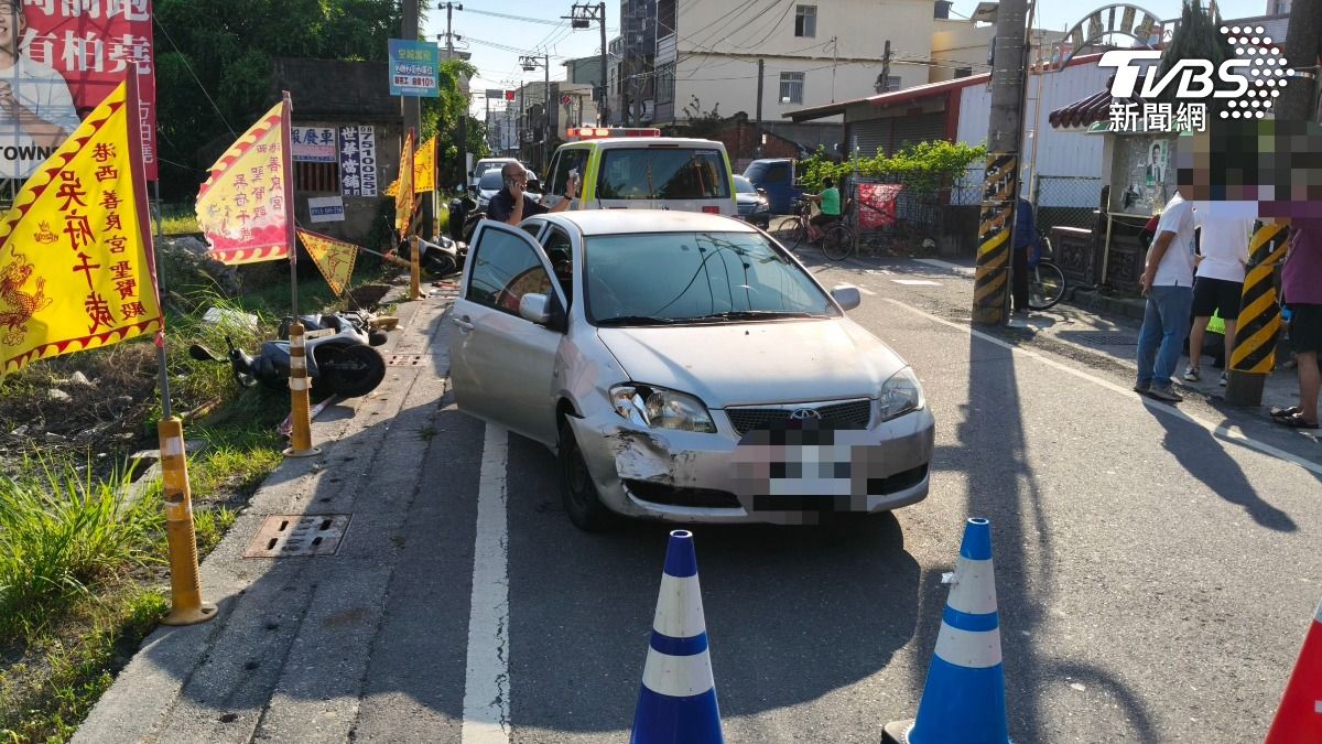 屏東新園鄉一起離奇死亡車禍,62歲陳姓婦人,開車撞上路旁機車,警方趕到現場,卻發現副駕駛座上的37歲女兒早已明顯死亡(圖/TVBS)